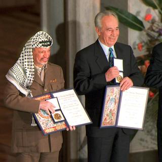 Yasser Arafat, Shimon Peres et Yithzak Rabin ont reçus un Prix Nobel de la Paix pour leurs efforts concertés en faveur d'un processus de règlement pacifique bipartisan du conflit israélo-palestinien entre 1978 et 1993. [AFP]