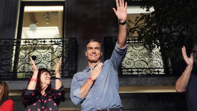 Le Premier ministre socialiste espagnol Pedro Sánchez est parvenu à limiter les gains de l'opposition de droite. [Keystone - AP Photo/Emilio Morenatti]