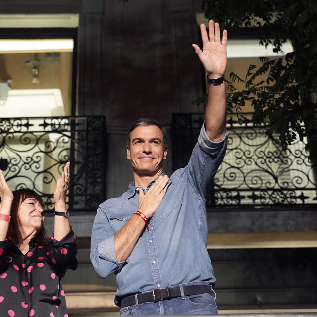 Le Premier ministre socialiste espagnol Pedro Sánchez est parvenu à limiter les gains de l'opposition de droite. [Keystone - AP Photo/Emilio Morenatti]