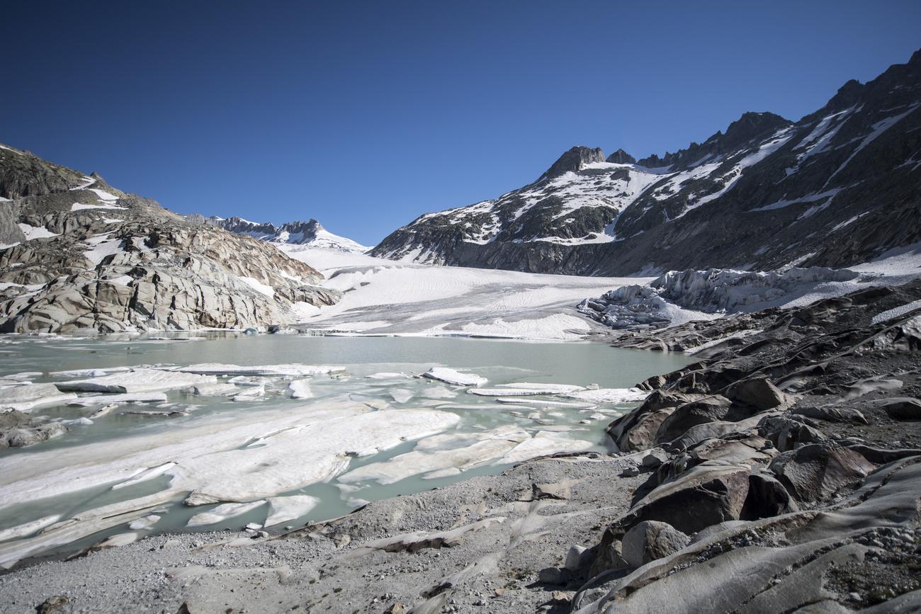 Le glacier du Rhône, le plus vieux glacier des Alpes, et son lac, en juin 2018. [Keystone - Urs Flueeler]