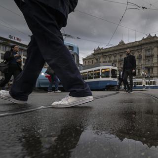 Si l'intégration de Credit Suisse par l'UBS secoue encore le monde bancaire, le secteur se porte bien grâce à des bénéfices stables et une hausse des taux d'intérêts en 2023. [Keystone - Ennio Leanza]