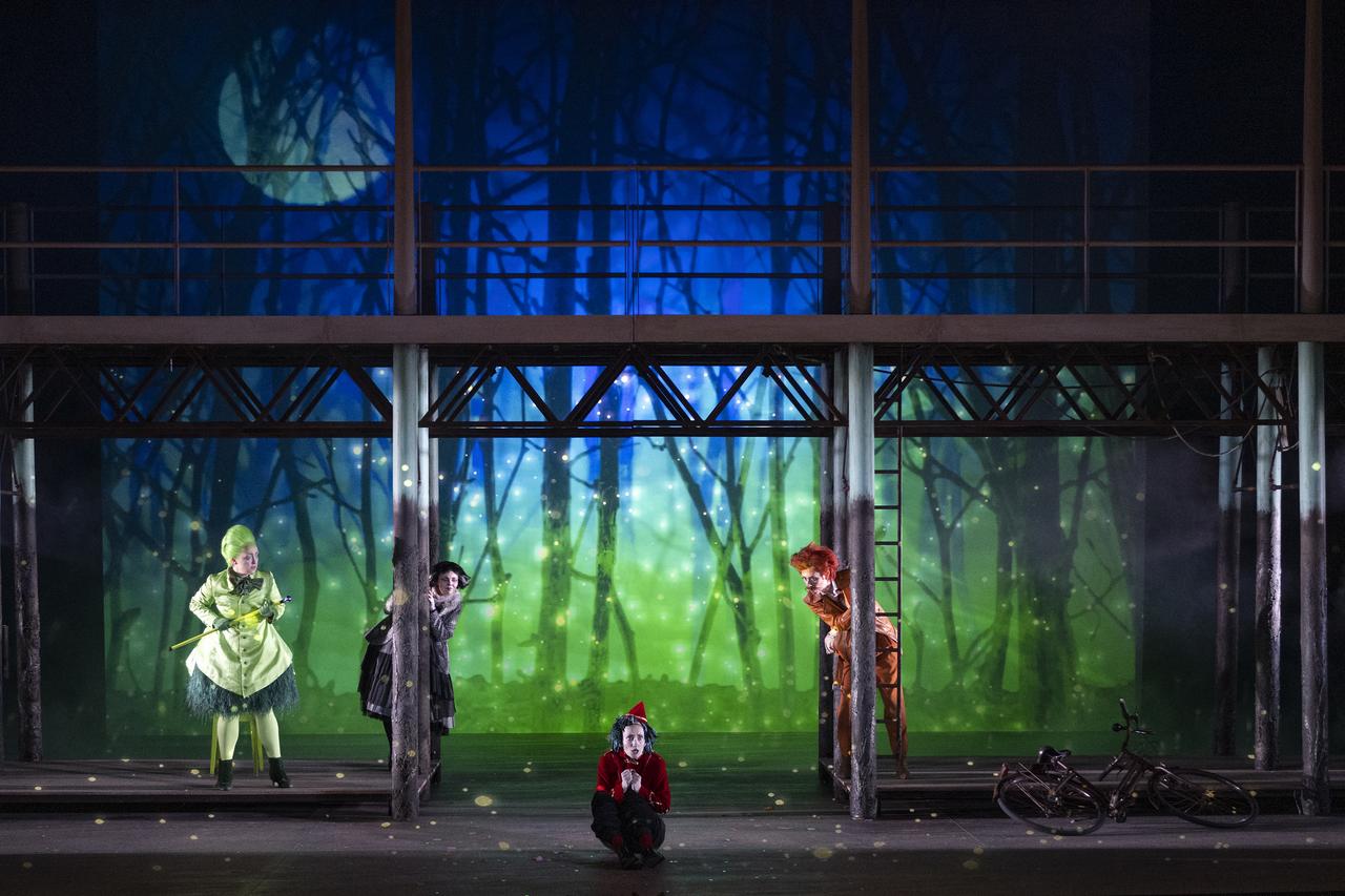 Le Grillon (Laure-Catherine Beyers), le Chat (Valentine Dubus), Pinocchio (Anne Sophie Petit) et le Renard (Baptiste Bonfante) dans "Pinocchio" de Gloria Bruni sur la scène de l'Opéra de Lausanne dans une mise en scène signée Cédric Dorier. [Opéra de Lausanne - Jean Guy Python]