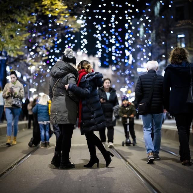 Retour des illuminations de Noël dans les villes suisses. [Keystone - Michael Buholzer]