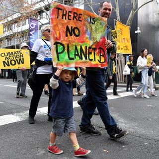 Un enfant et son parent manifestent pendant une journée d'action en faveur du climat à Syndey (Australie), le 5 juin 2023. [Keystone/EPA - Bianca de Marchi]