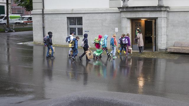 Des enfants arrivent à pied à l'école. [Keystone - Alessandro della Valle]