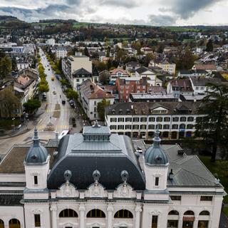 Une vue aérienne du Théâtre Benno Besson et du centre-ville le mercredi 16 novembre 2022 à Yverdon. [Keystone - Jean-Christophe Bott]