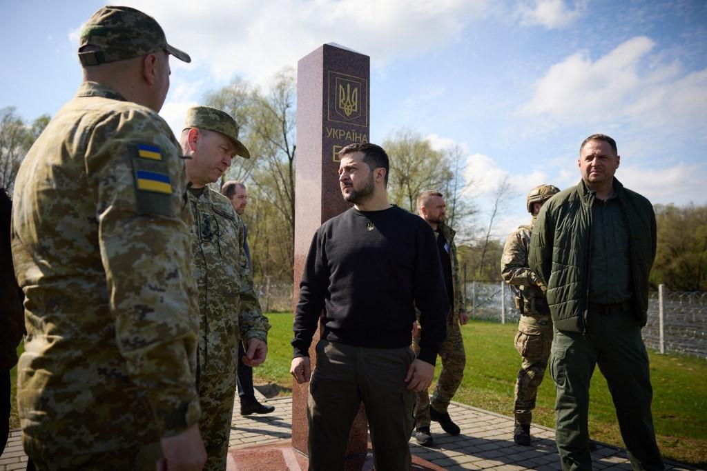 Le président ukrainien Volodymyr Zelensky visitant la frontière avec la Biélorussie, dans la région de Volyn, en Ukraine, mercredi 19 avril 2023. [AFP - Service de presse de la présidence ukrainienne]
