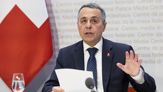 Le conseiller fédéral Ignazio Cassis s'exprime le 1er novembre 2023, à Berne. [Keystone - Peter Klaunzer]