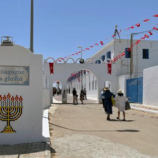 Une vue de l'entrée de la synagogue de La Ghriba sur l'île tunisienne de Djerba. [Jihed Abidellaoui]