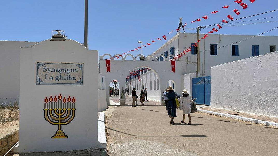 Une vue de l'entrée de la synagogue de La Ghriba sur l'île tunisienne de Djerba. [Jihed Abidellaoui]