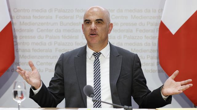 Alain Berset annonce son prochain départ lors de sa conférence de presse du 21 juin 2023. [Keystone - Peter Klaunzer]