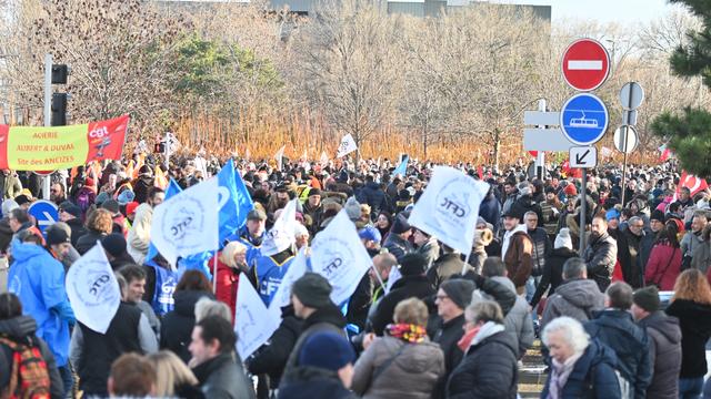 La foule à Clermont-Ferrand pour protester contre le projet de réforme des retraites en France. [AFP - Adrien Fillon]