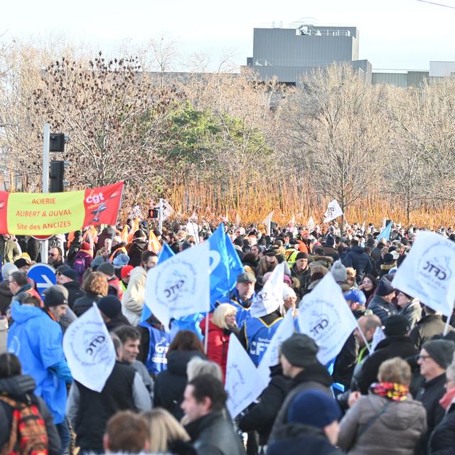 La foule à Clermont-Ferrand pour protester contre le projet de réforme des retraites en France. [AFP - Adrien Fillon]