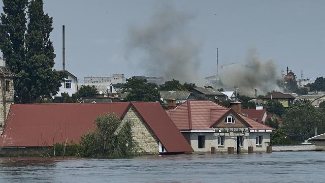 Un quartier inondé à Kherson en Ukraine, jeudi 8 juin 2023. [Keystone - Libkos / AP Photo]