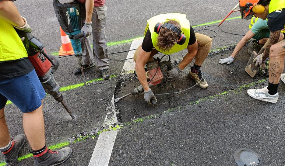 Une quinzaine de membres d'Actif-Trafic et de l'association des habitants des Pâquis se sont attaqués à des places de parc armés de marteaux-piqueurs à Genève. [LDD]