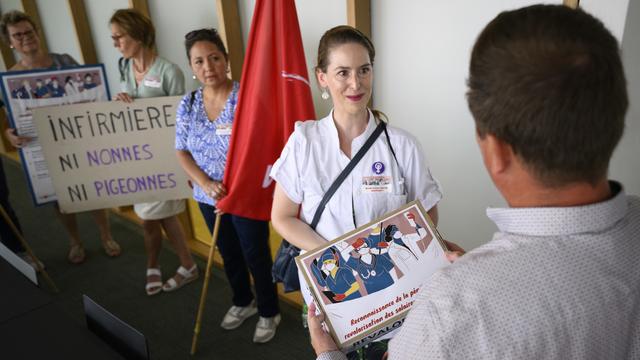 Une pétition demande une revalorisation des salaires du personnel de la santé. [Keystone - Laurent Gillieron]