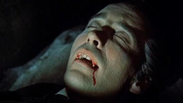Une scène du film anglais "Dracula" (1958) de Terence Fisher. [Domaine public]