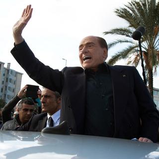 17 anvier 2019: Silvio Berlusconi salue la foule à sa sortie de l'hôpital. [Keystone - Fabio Murru/ANSA via AP]