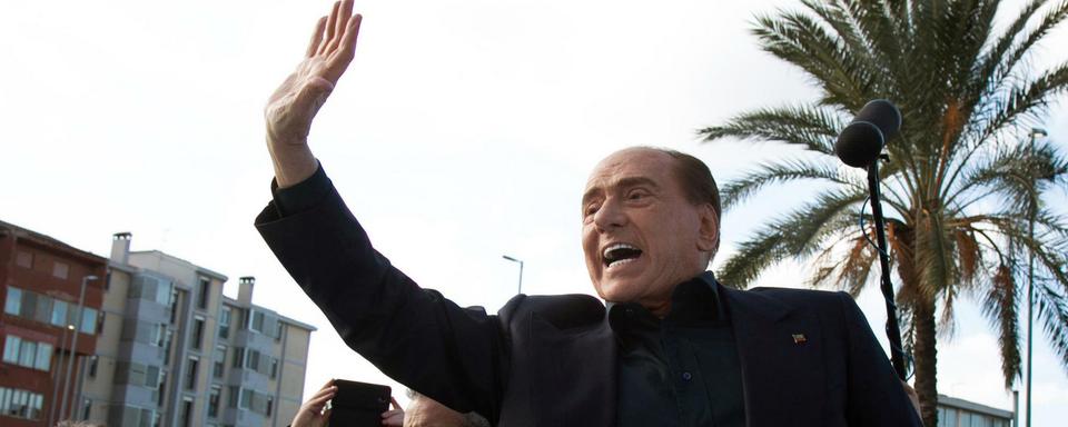 17 anvier 2019: Silvio Berlusconi salue la foule à sa sortie de l'hôpital. [Keystone - Fabio Murru/ANSA via AP]