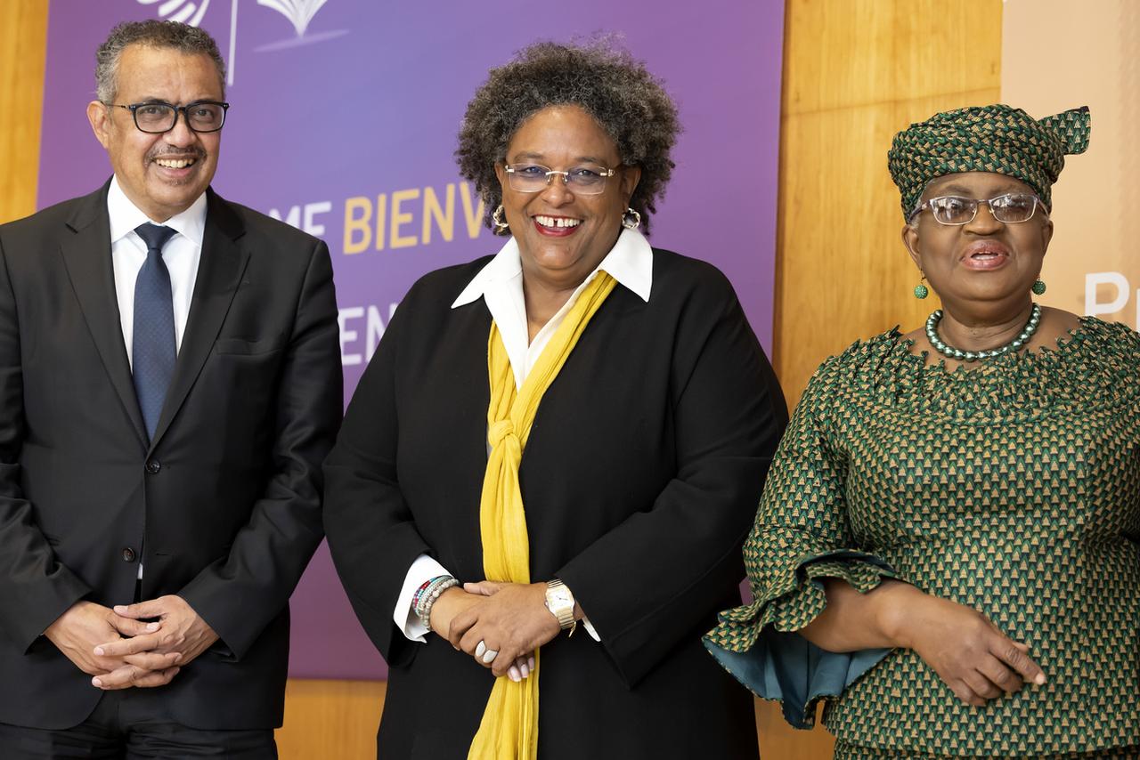 Mia Mottley, entourée de Tedros Adhanom Ghebreyesus, le directeur de l'Organisation Mondiale de la santé, et de Ngozi Okonjo-Iweala, la directrice de Organisation mondiale du commerce, à Genève en mars 2022. La Première ministre de la Barbade est devenue une personnalité écoutée dans la sphère internationale. [Keystone - Salvatore Di Nolfi]