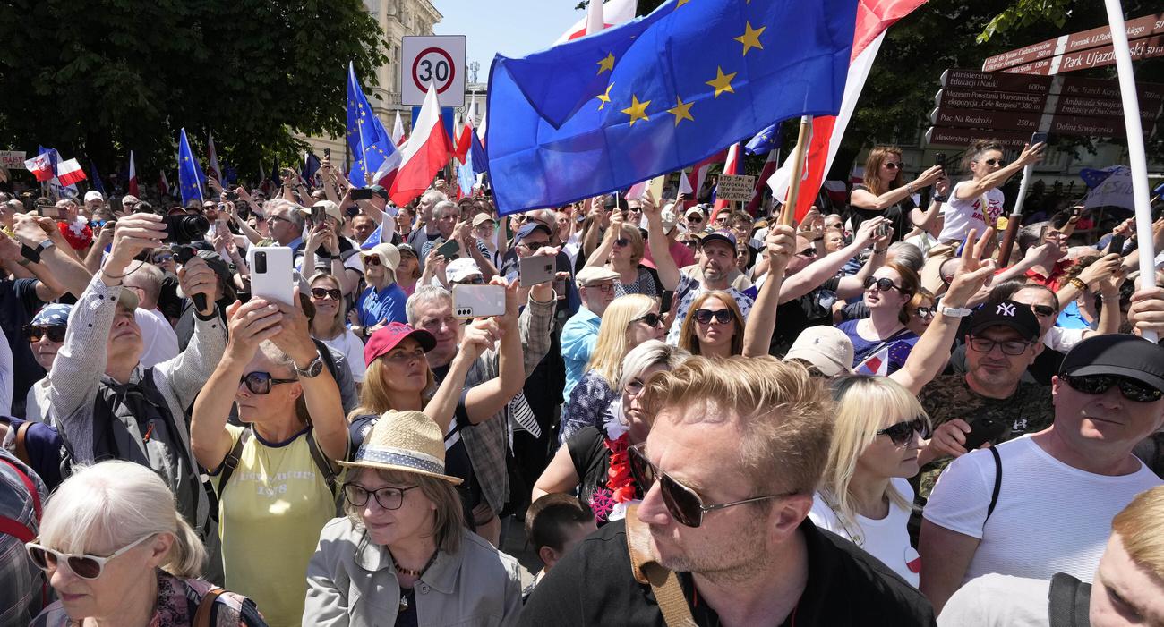 Des drapeaux polonais et européens flottaient lors de la manifestation. [Keystone - Czarek Sokolowski]