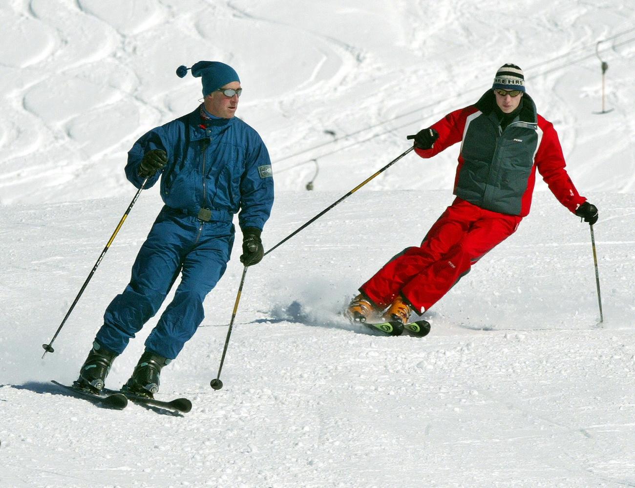 L'ancien prince de Galles, à gauche, et son fils William descendent la piste de Madrisa à Klosters, en Suisse, le 28 mars 2004. [KEYSTONE - MICHAEL PROBST]