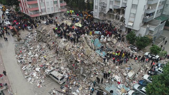 Des personnes fouillent les décombres à la suite du tremblement de terre à Adana, en Turquie, le 6 février 2023. [Reuters - Ihlas News Agency]