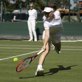 La Schwytzoise Celine Naef joue son premier match à Wimbledon le 04.07.2023. [Keystone - Peter Klaunzer]