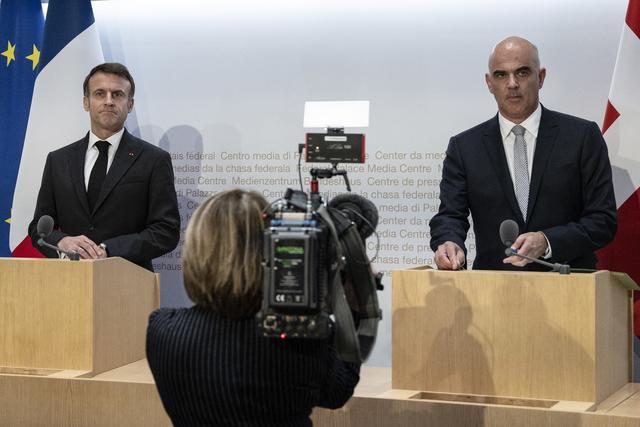 Après près d'une heure et demie d'entretien, Alain Berset et Emmanuel Macron ont tenu une conférence de presse. [keystone - Peter Schneider]