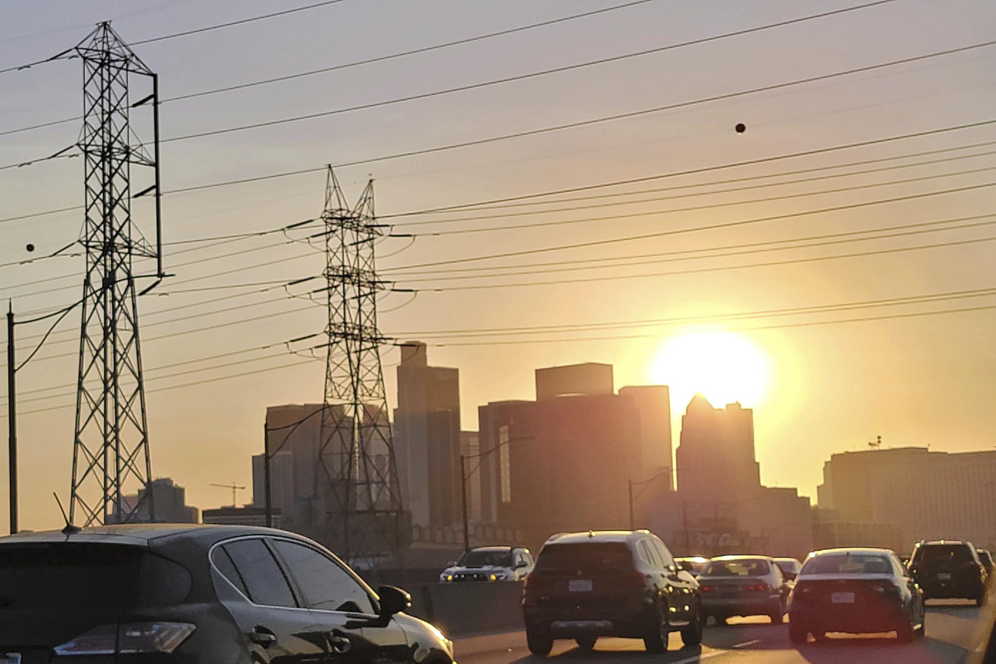 Les pics de chaleur en Californie font grimper les demandes d’électricité. [Keystone/AP Photo - Damian Dovarganes]