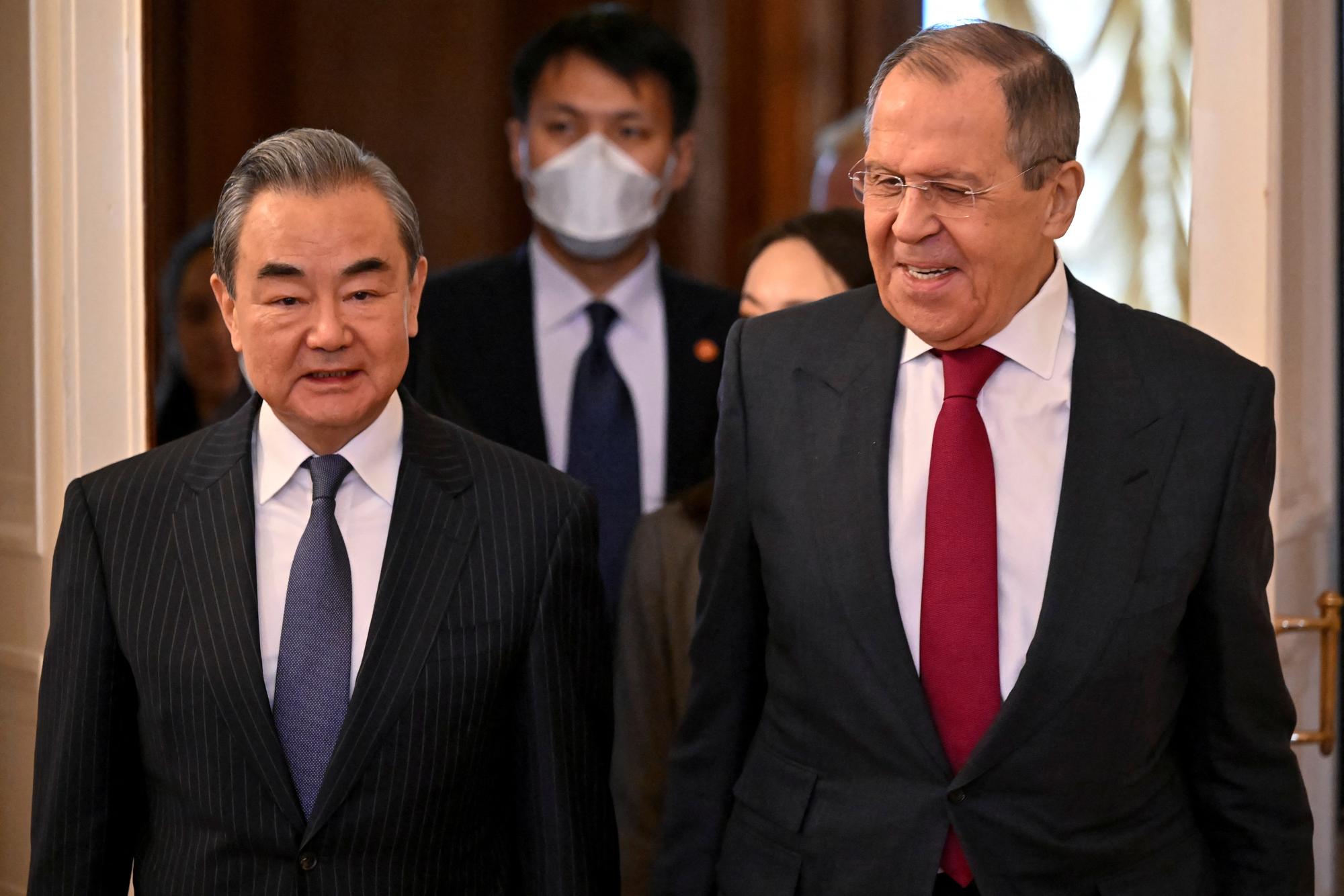 Le chef de la diplomatie chinoise Wang Yi a rencontré son homologue russe Sergueï Lavrov à Moscou le 22 février 2022. [REUTERS - Alexander Nemenov]