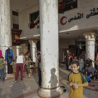 Plusieurs hôpitaux dont celui d'al-Quds de Gaza (ici le 31 octobre 2023) a été vendredi la cible de tirs de soldats d'élite israéliens, selon le Croissant-Rouge palestinien. [Keystone/EPA - Mohammed Saber]