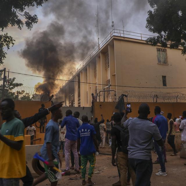 Des résidents d'Ouagadougou (Burkina Faso) dans la rue après une attaque sur l'ambassade française en janvier 2022. [Keystone - EPA]