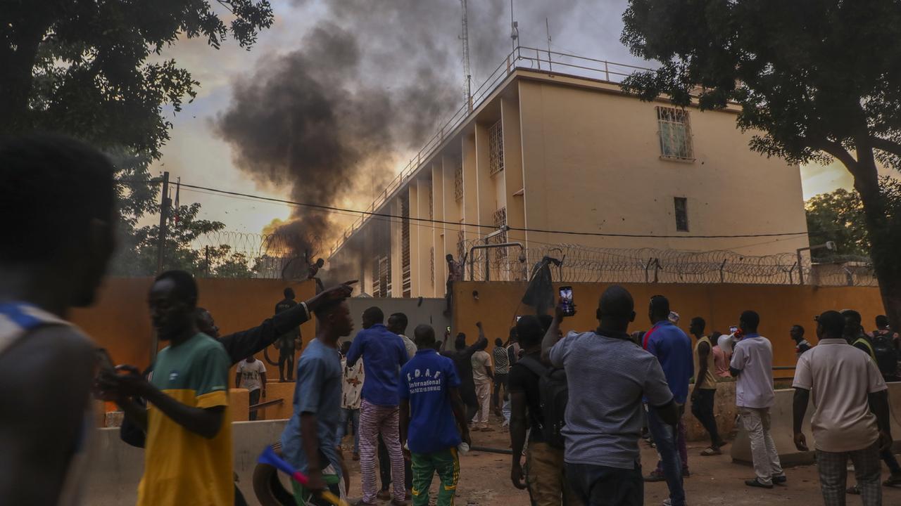 Des résidents d'Ouagadougou (Burkina Faso) dans la rue après une attaque sur l'ambassade française en janvier 2022. [Keystone - EPA]