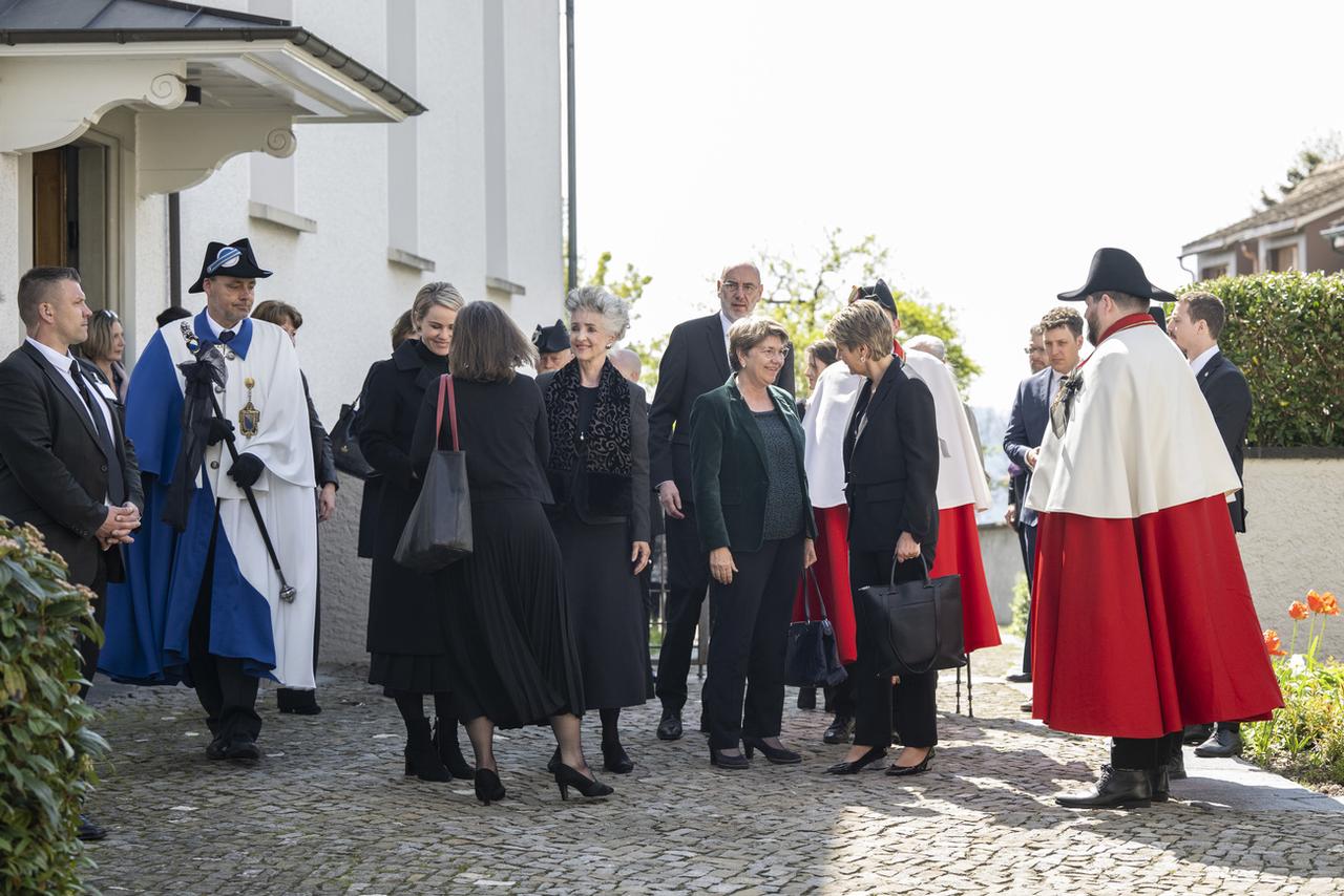 Les conseillères fédérales Viola Amherd et Karin Keller-Sutter (au centre) à l'hommage d'Elisabeth Kopp à Zumikon (ZH), le 3 mai 2023. [KEYSTONE - ENNIO LEANZA]