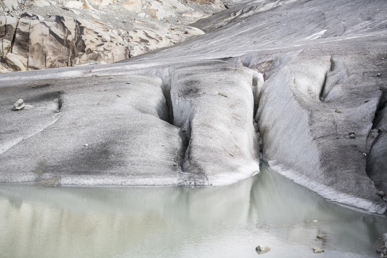 Sur cette image de septembre 2018, l'eau du lac glaciaire, en l'occurrence non gelée, apparaît aussi très laiteuse. [Keystone - Urs Flueeler]