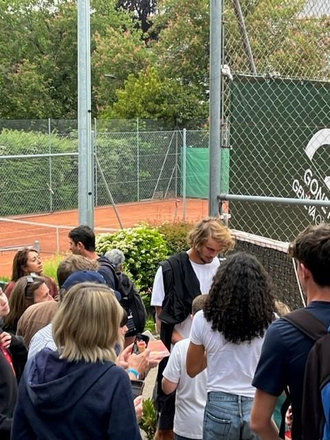 Alexander Zverev a été assailli par les chasseurs d'autographes et de selfies à son arrivée sur le site, dimanche. [DR]