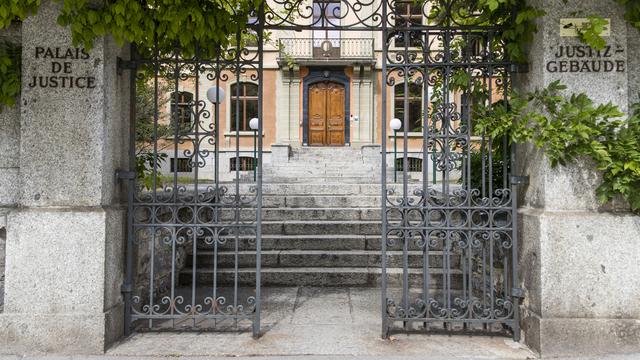 L'entrée du Palais de Justice à Sion. [Keystone - Christian Merz]