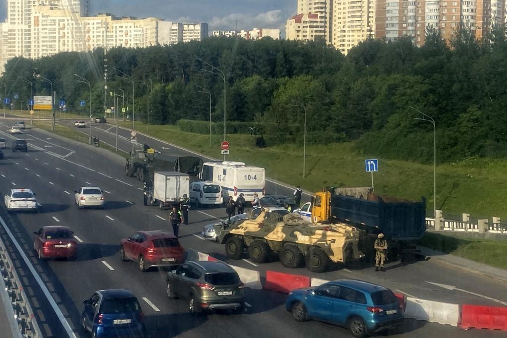D'importantes patrouilles de police étaient toujours déployées le long de la route principale menant à la sortie de Moscou. [AFP - Natalia Kolesnikova]