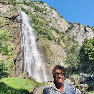Gabriel Bender, sociologue et historien devant la cascade de la Pissevache à Vernayaz (VS). [RTS - Sarah Dirren]