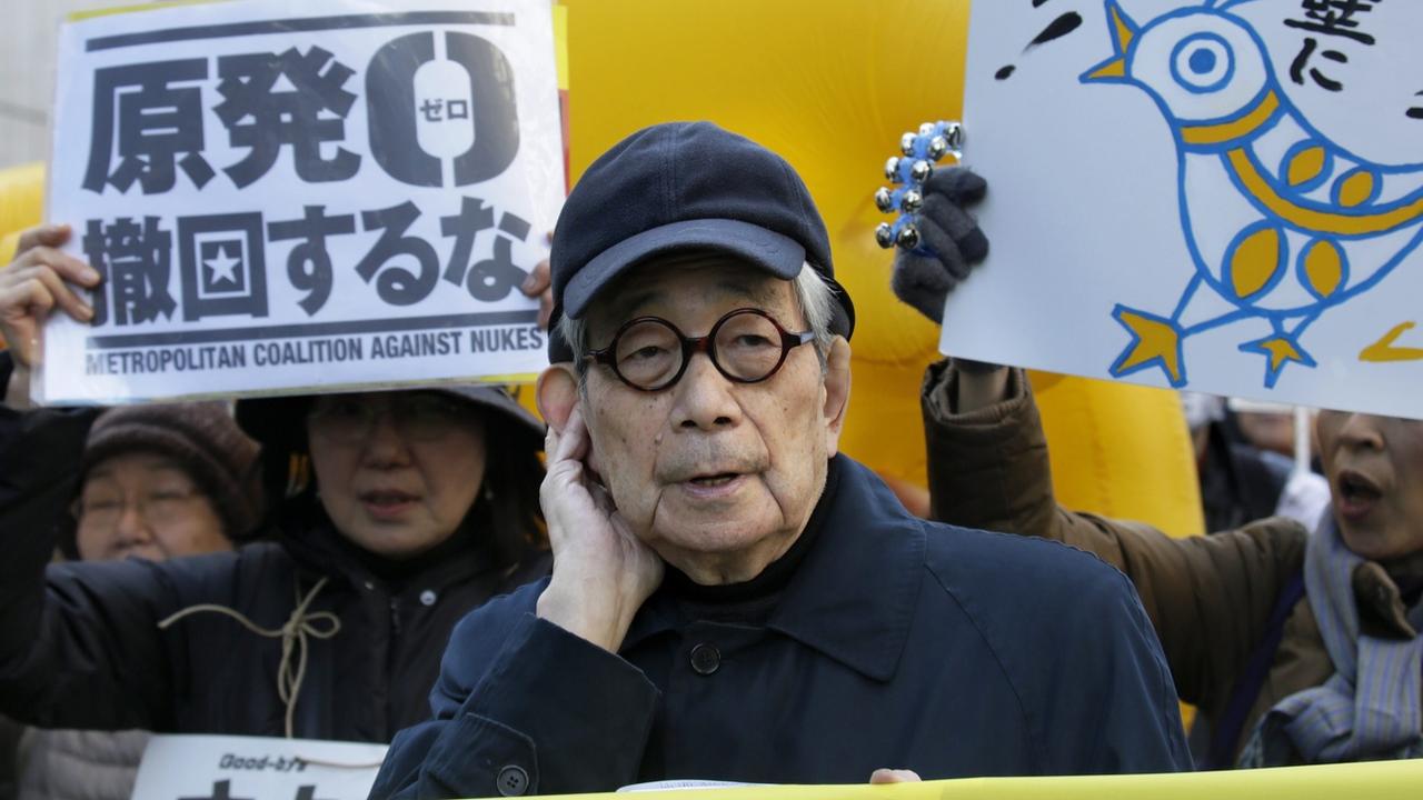 L'écrivain japonais Kenzaburo Oe, lors d'une manifestation contre les centrales nucléaires dans le centre de Tokyo, en janvier 2015. [Keystone - KIMIMASA MAYAMA]