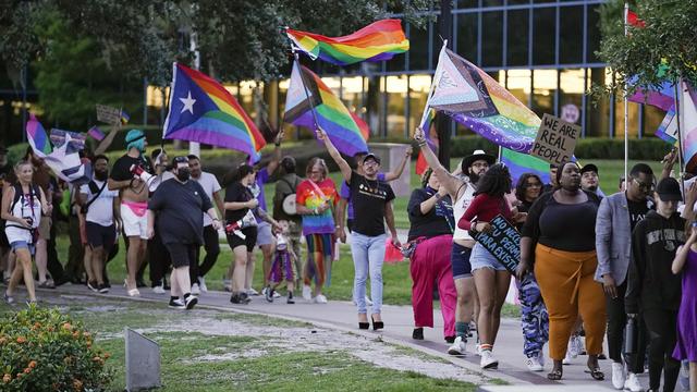 Des centaines de manifestants à Orlando (Etats-Unis) pour défendre les droits des membres LGBTQ notamment. [Keystone - John Raoux]