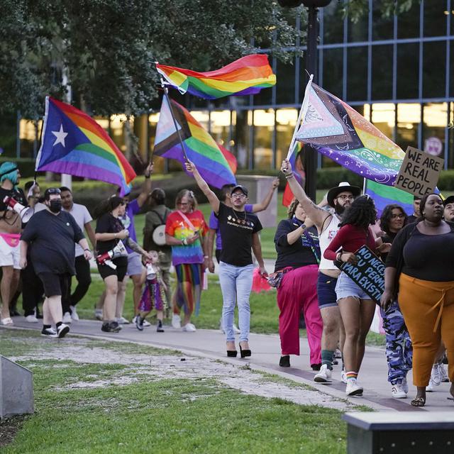 Des centaines de manifestants à Orlando (Etats-Unis) pour défendre les droits des membres LGBTQ notamment. [Keystone - John Raoux]