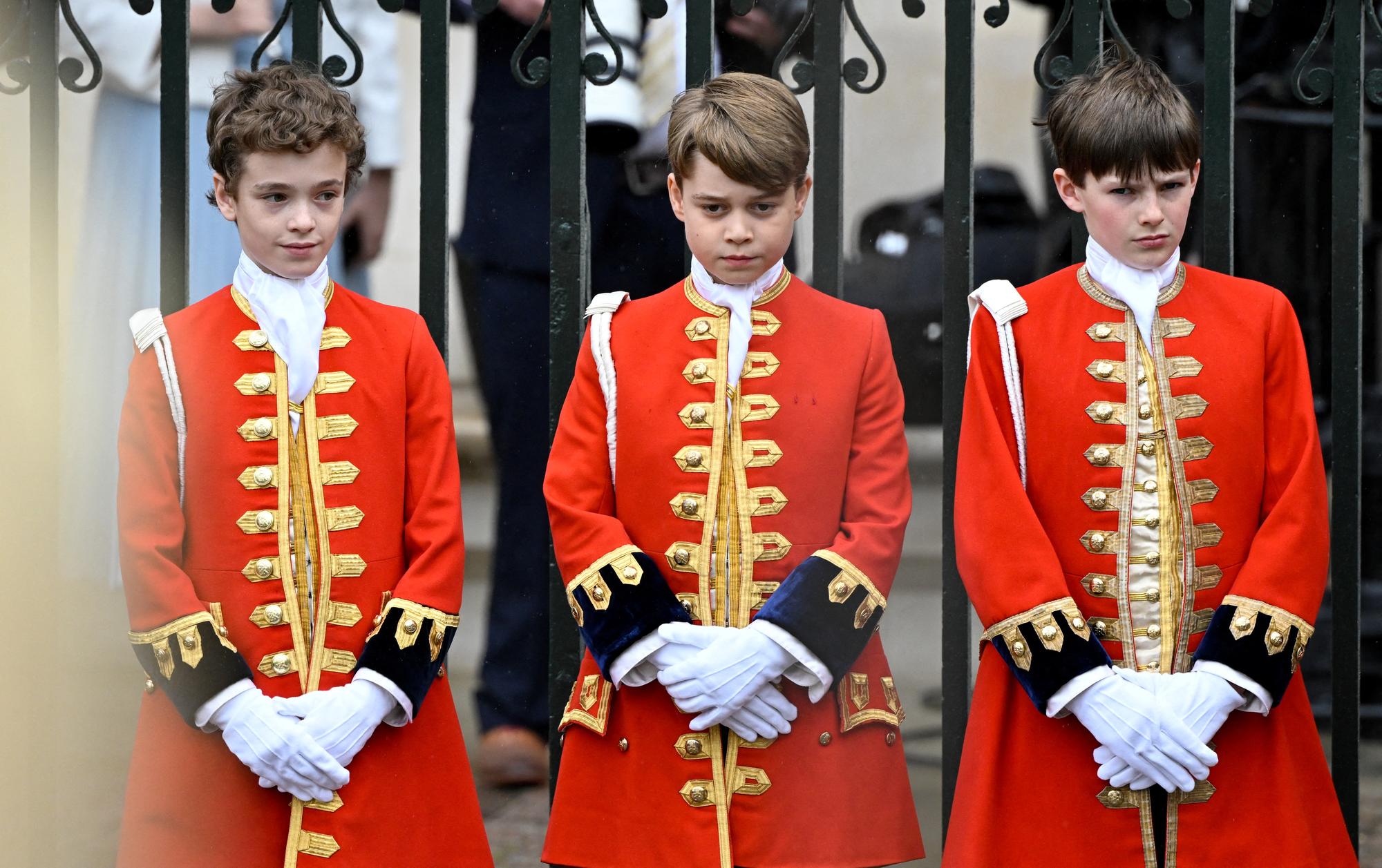 Le prince George (au centre), fils de Kate et William. [AFP - TOBY MELVILLE]