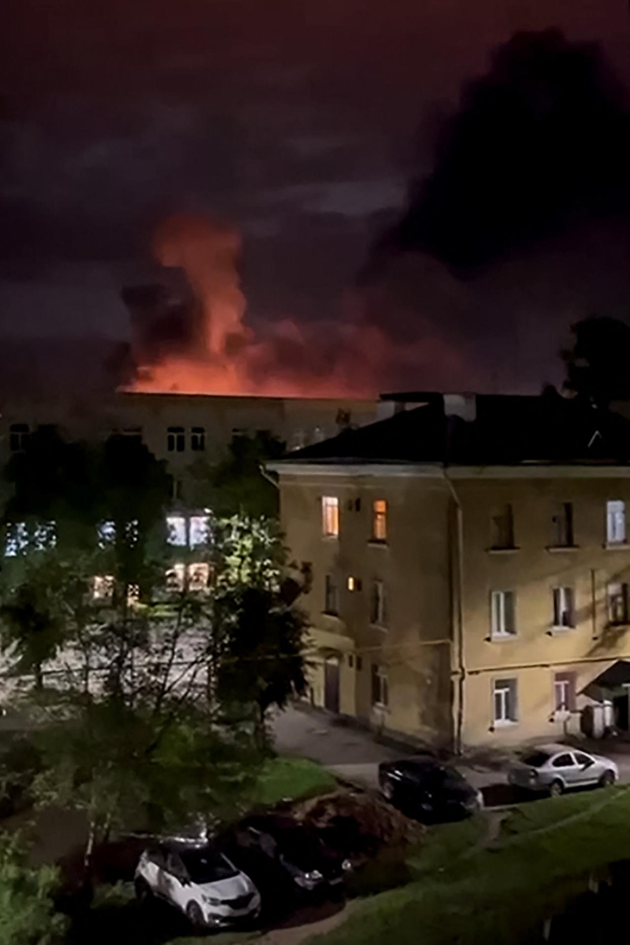 Photo extraite d'une vidéo montrant une explosion dans le ciel nocturne de Pskov, dans le nord-ouest de la Russie, publiée sur Telegram par le gouverneur de la région de Pskov, Mikhaïl Vedernikov, le 30 août 2023. [AFP - TELEGRAM]