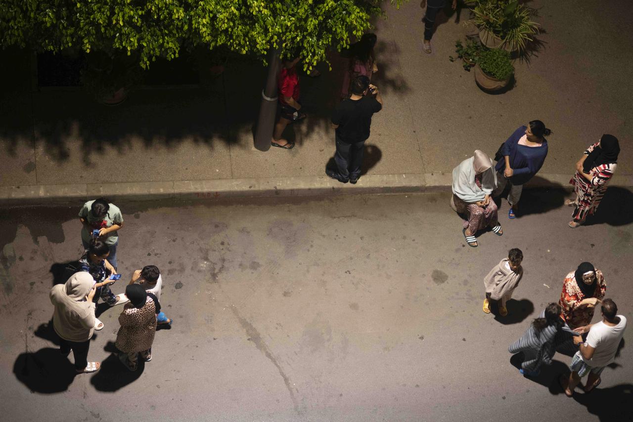 De nombreuses personnes sont sorties dans les rues de ces villes, craignant l'effondrement de leurs habitations. [Keystone - Mosa'ab Elshamy / AP Photo]