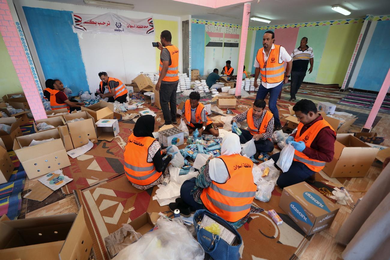 Faute d’une réponse efficace à la crise de la part du gouvernement égyptien, des volontaires s'organisent pour aider les réfugiés soudanais. [Keystone - Khaled Elfiqi - EPA]