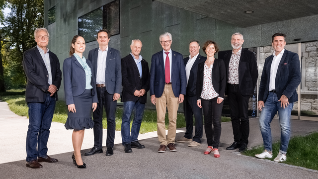 Le président du Réseau hospitalier neuchâtelois Pierre-François Cuénoud (au centre sur l'image, avec la cravate rouge) démissionne. [RHNe.ch]