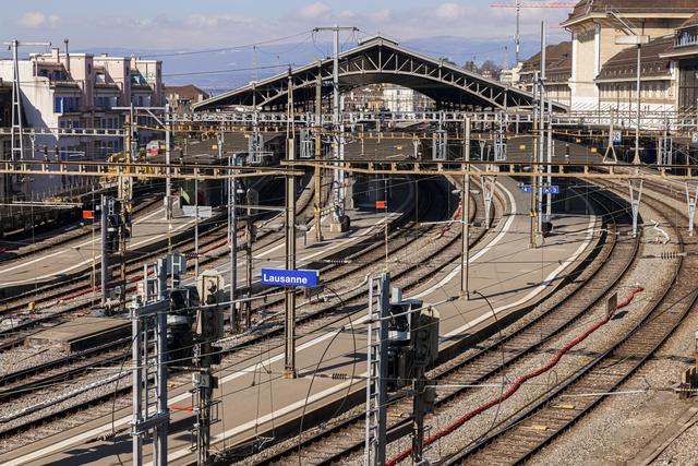 La gare de Lausanne est bloquée entre le bâtiment historique des voyageurs et une ligne d’immeubles d’habitation. [Keystone - Valentin Flauraud]