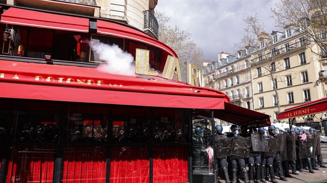 A Paris, le restaurant La Rotonde a été pris pour cible par les manifestants. [afp - Thomas Samson]